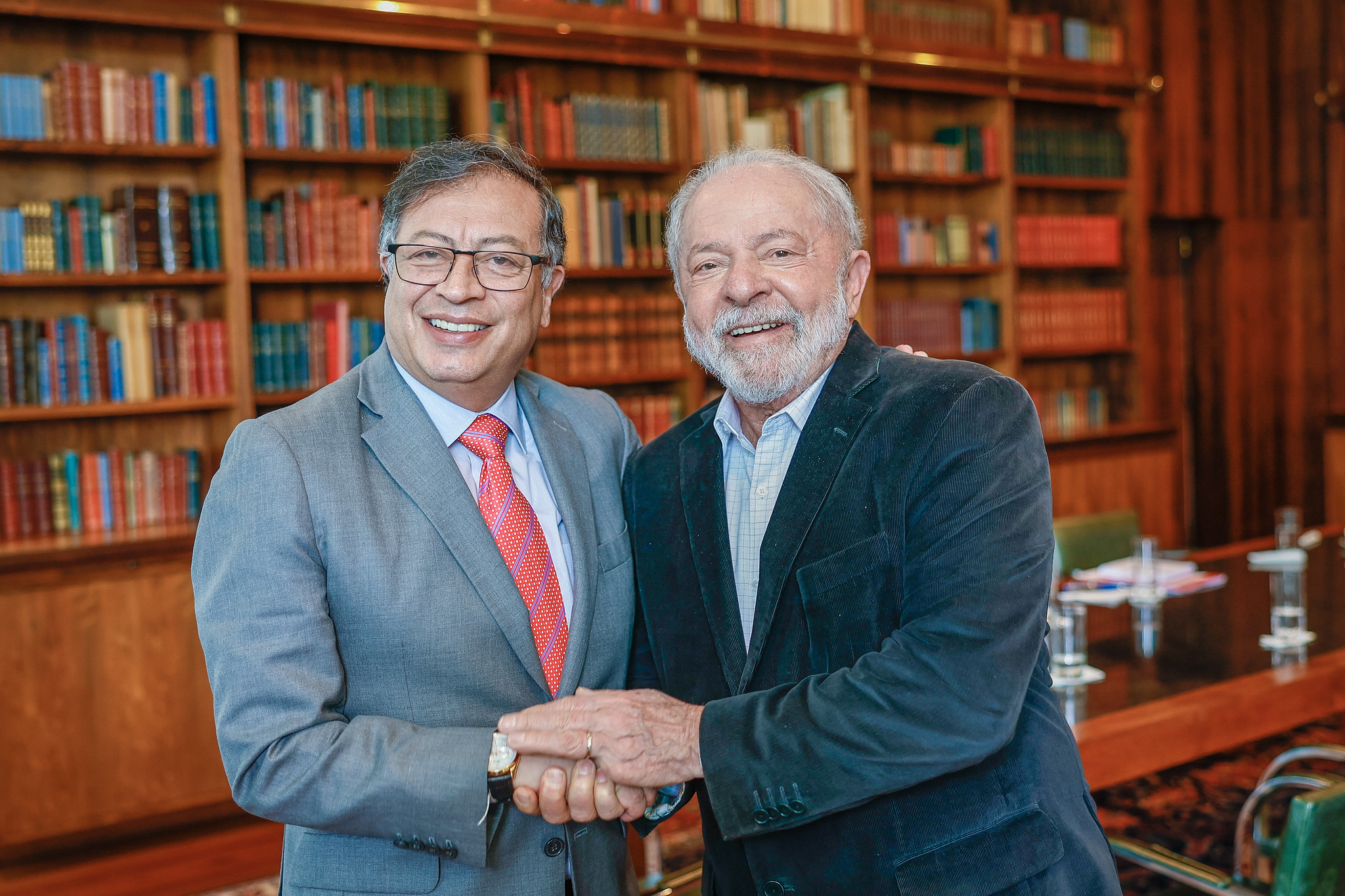 A promessa de Gustavo Petro a Lula em meio às tensões na Colômbia