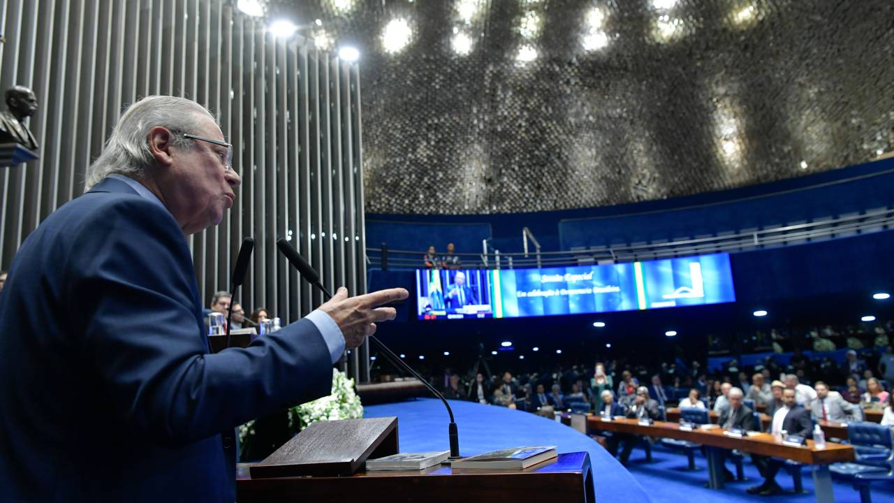 O ex-ministro da Casa Civil e ex-deputado federal José Dirceu (PT) discursa no plenário do Senado durante sessão especial em celebração à Democracia Brasileira, nesta terça-feira