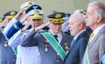 O presidente Luiz Inácio Lula da Silva, e o ministro da Defesa, José Múcio Monteiro, participam da cerimônia do Dia do Exército, no Quartel-General do Exército, em Brasília, ao lado dos comandantes das Forças Armadas