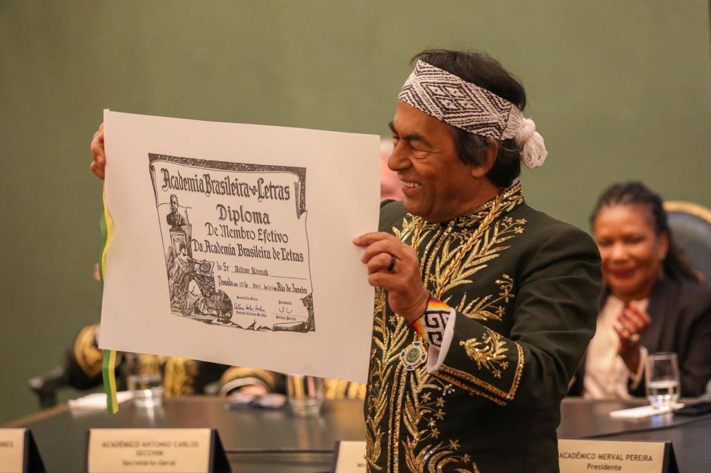 Ailton Krenak toma posse na ABL e diz representar pluralidade indígena