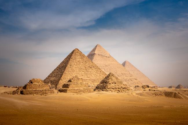 Panorama view of the great Pyramid of Giza in Egypt Após milhares de anos de existência, as pirâmides egípcias são atacadas na ficção em 'Godzilla e Kong'