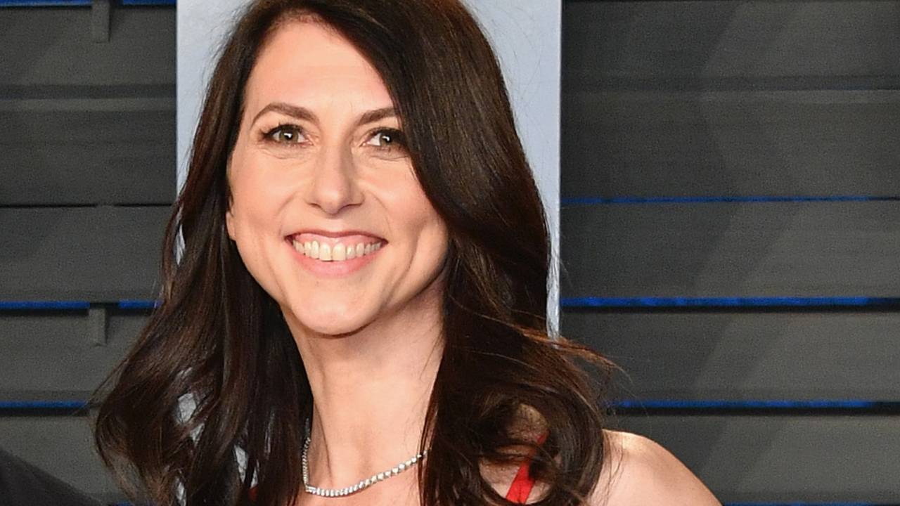BEVERLY HILLS, CA - MARCH 04: MacKenzie Bezos attends the 2018 Vanity Fair Oscar Party hosted by Radhika Jones at Wallis Annenberg Center for the Performing Arts on March 4, 2018 in Beverly Hills, California. (Photo by Dia Dipasupil/Getty Images)