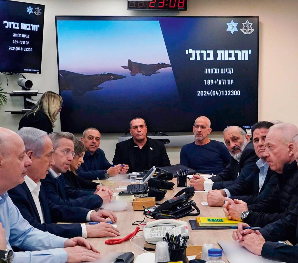 GettyImages-2147786316.jpg RESPOSTA - Reunião do gabinete de guerra israelense: Netanyahu (o segundo à esq.) promete ataque de represália