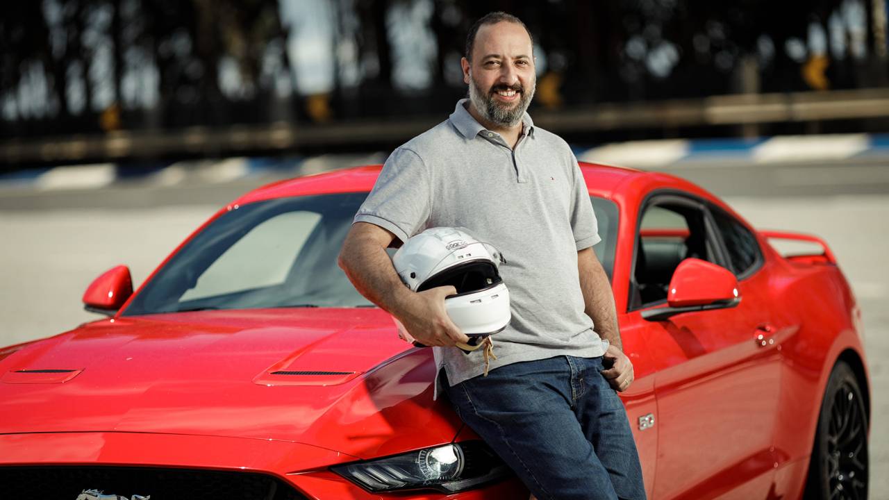 O piloto de testes Luís Gozzani ao lado do Mustang -