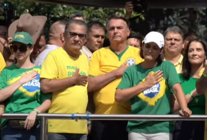 O ex-presidente Jair Bolsonaro, o pastor Silas Malafaia e a ex-primeira-dama Michelle Bolsonaro em trio elétrico durante ato na Avenida Paulista, em 25 de fevereiro