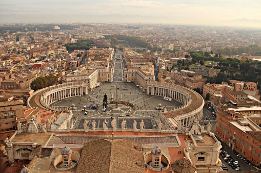 Praça de São Pedro localizada em frente à Basílica de São Pedro na Cidade do Vaticano.