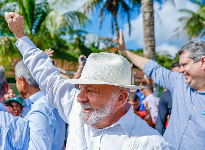 Lula durante cerimônia de início das obras do Trecho 1 da Ferrovia de Integração Oeste-Leste