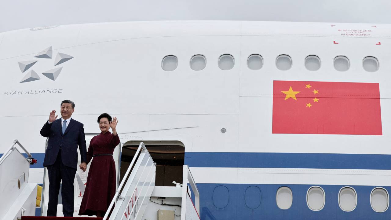 Presidente chinês, Xi Jinping, e sua esposa, Peng Liyuan, desembarcando no aeroporto de Orly, em Paris. 06/05/2024