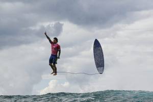 SURFING-OLY-PARIS-2024-medina Brazil's Gabriel Medina reacts after getting a large wave in the 5th heat of the men's surfing round 3, during the Paris 2024 Olympic Games, in Teahupo'o, on the French Polynesian Island of Tahiti, on July 29, 2024. (Photo by Jerome BROUILLET / AFP)