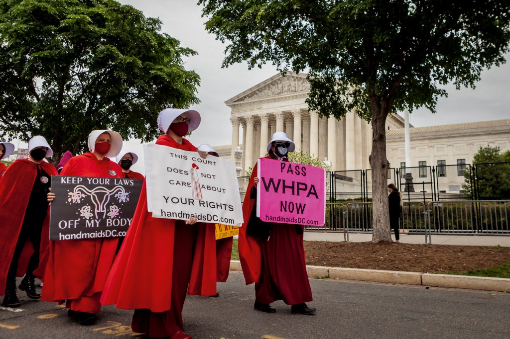 SÍMBOLO - Protesto pró-aborto: roupas inspiradas na série famosa