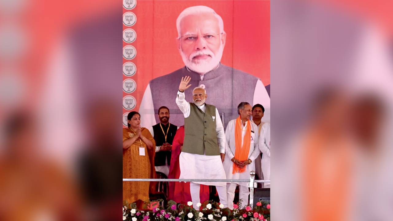 ELE LÁ OUTRA VEZ - Modi em campanha: seguindo a cartilha da democracia iliberal com carisma e mão de ferro