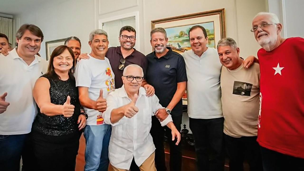 BEM NA FOTO - Lira (no centro), Elmar (à dir. dele) e os petistas da Bahia: tentativa de construir pontes