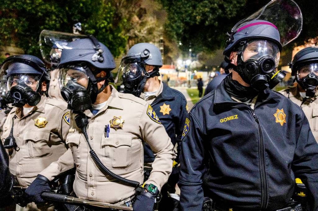 1D-(2)-PROTESTO-UNIVERSIDADE—EUA—UCLA-2024-AFP-z.jpg REAÇÃO - Universidade da Califórnia em Los Angeles: polícia contra pancadaria