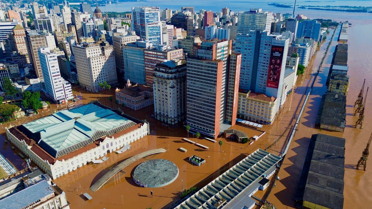 Centro histórico de Porto Alegre fica completamente inundado após Guaíba transbordar
