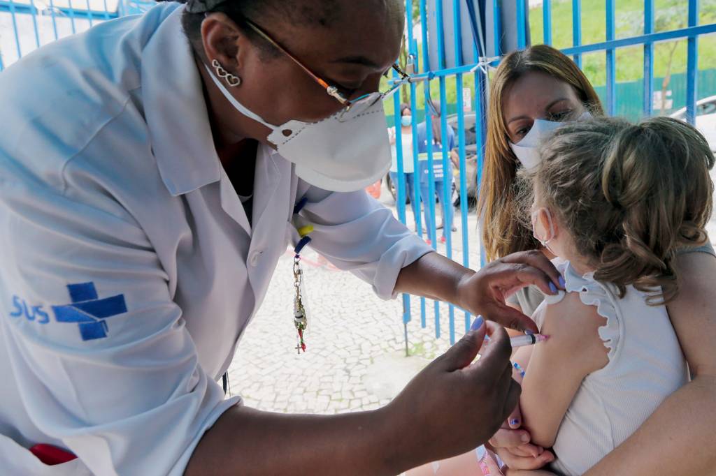 Criança é vacina contra a Covid-19 na UBS Nossa Senhora do Brasil PREVENIR É MELHOR... - Proteção coletiva: vacinação em dia evita surtos diante de tragédias ambientais e sociais, que não param de crescer