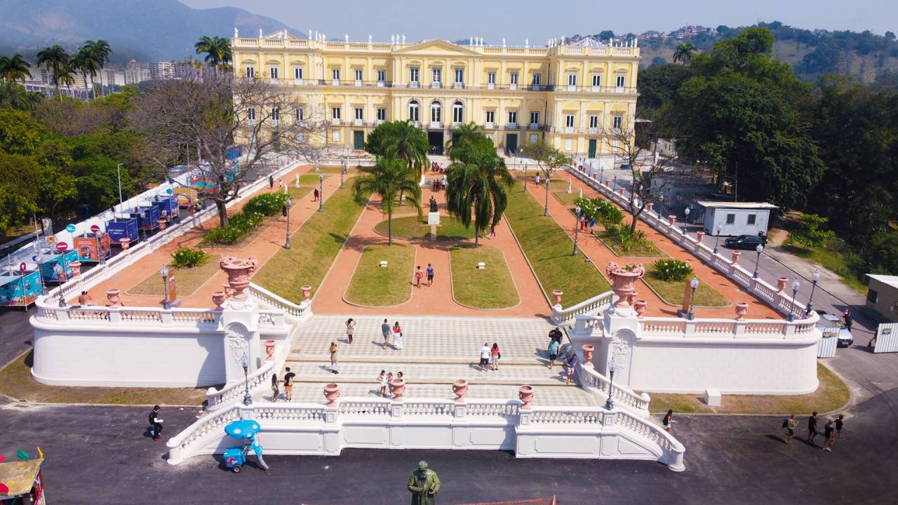 PAÇO - Reconstrução: fachada restaurada do antigo palácio imperial