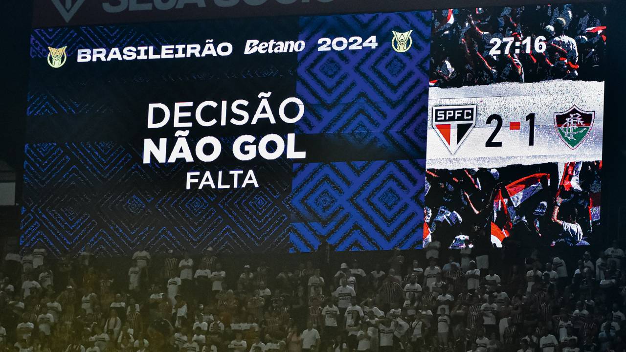 AO VIVO - Telão mostra decisão no calor da partida: torcidas se frustram