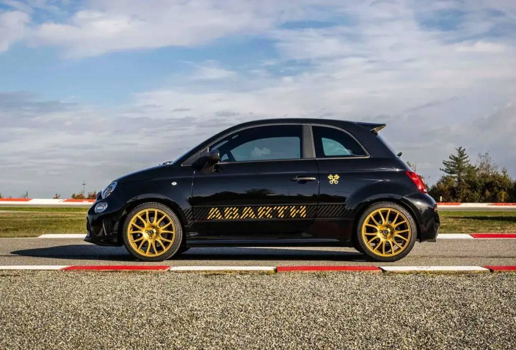 3—Fiat-500-Abarth-75-Anniversario-5-copy.jpg HOMENAGEM - O Abarth 695 especial de aniversário: versão nervosa do Fiat 500 vendida apenas na Europa
