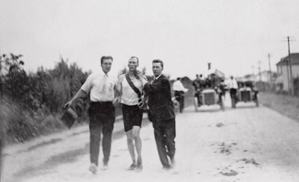 Wikimedia Commons 1904 - O maratonista americano Thomas Hicks: estricnina e ajuda na chegada