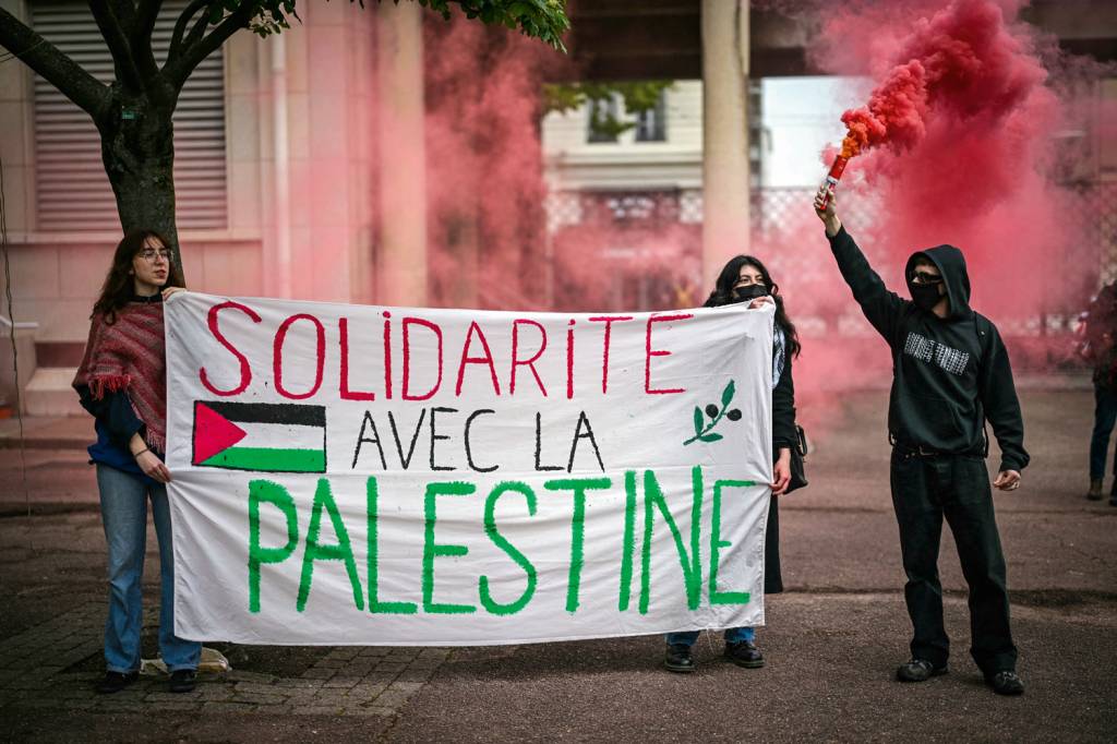 3D-(1)-PROTESTO-UNIVERSIDADE—FRANCA—SCIENCE-PO—AFP-2024-4-l.jpg GLOBALIZOU - Ato pró-palestinos na Universidade Sciences Po, em Paris: movimento se espalha pelo mundo