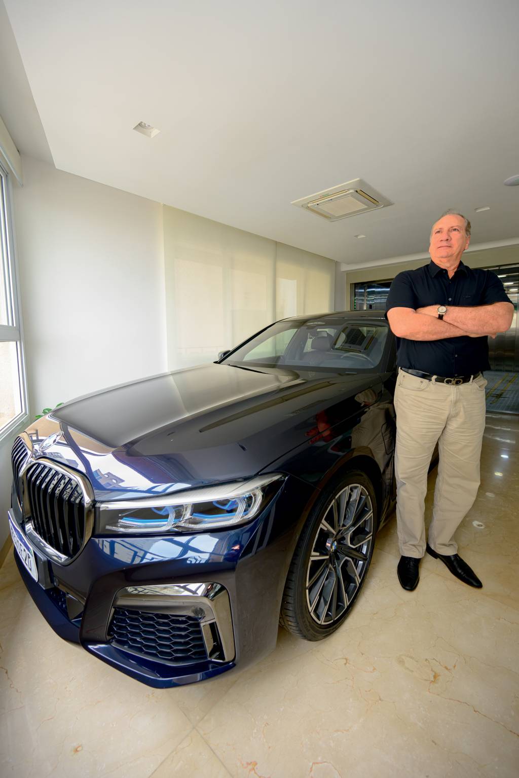 3D (2) _DAI0797.jpg “GARAGEM VIP” - Edwaldo Stival: BMW 745L parada dentro do apartamento