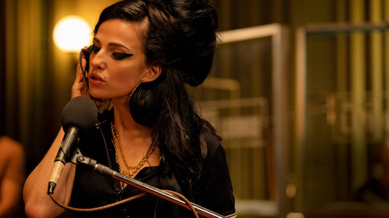 CHAPA-BRANCA - Amy Winehouse: alcoolismo e comportamento autodestrutivo são edulcorados no filme