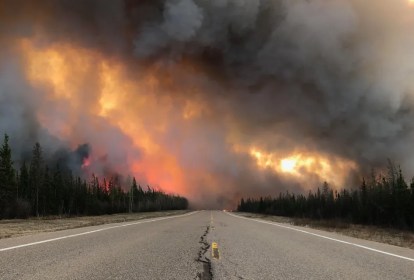 Chamas atingem a rodovia 35 de Alberta, que foi fechada devido a um incêndio florestal perto da fronteira entre as províncias de Alberta e Colúmbia Britânica, no Canadá. 10/05/2024 -