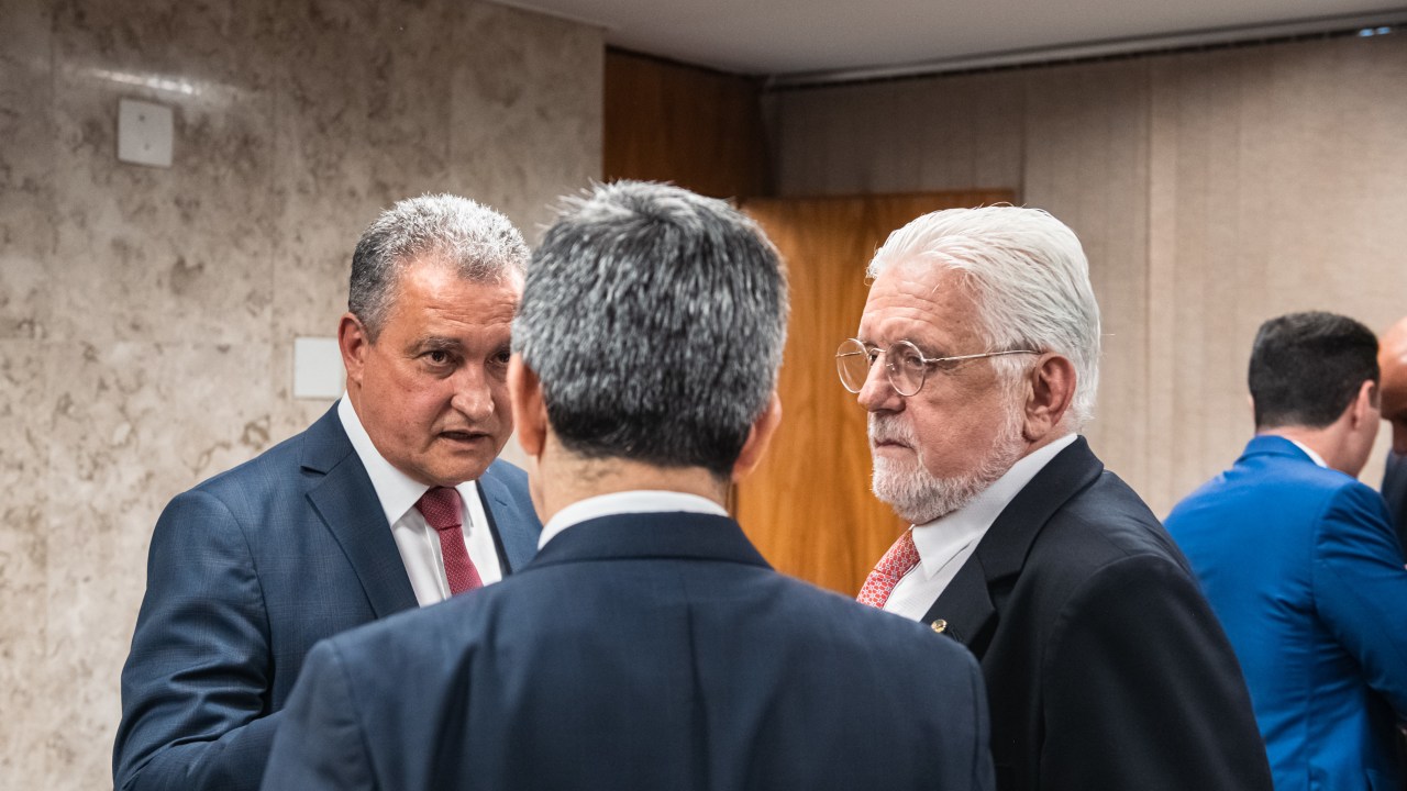 O ministro da Casa Civil, Rui Costa, e o senador Jaques Wagner conversam com o senador Randolfe Rodrigues (de costas), no Palácio do Planalto, em maio do ano passado