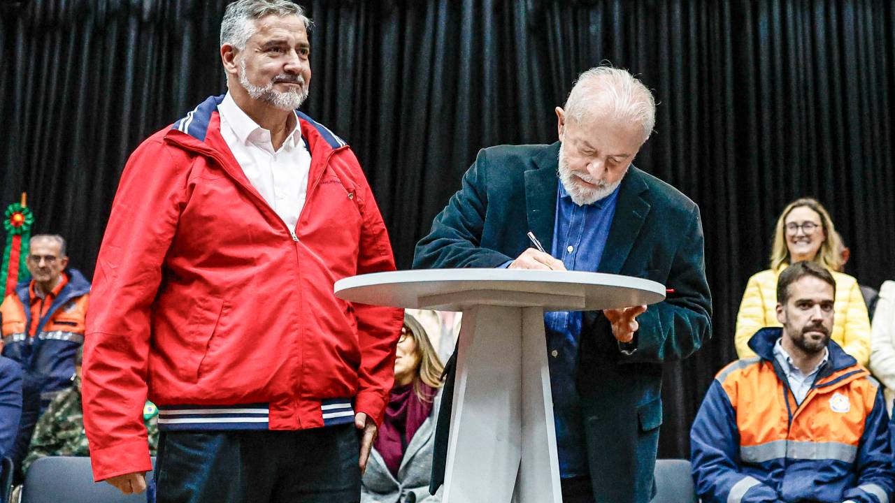 O ministro Paulo Pimenta e o presidente Luiz Inácio Lula da Silva, durante anúncio de medidas relacionadas ao Rio Grande do Sul, em São Leopoldo, na quarta-feira