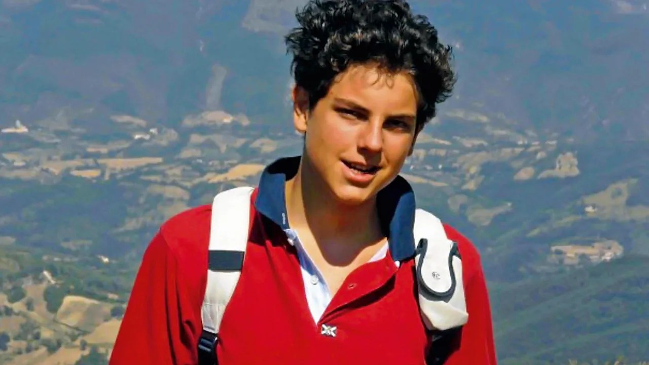 Santo jovem e descolado: canonização suspensa