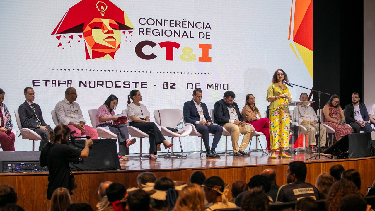 A ministra da Ciência, Tecnologia e Inovação, Luciana Santos, discursa durante evento regional preparatório para a conferência nacional da pasta