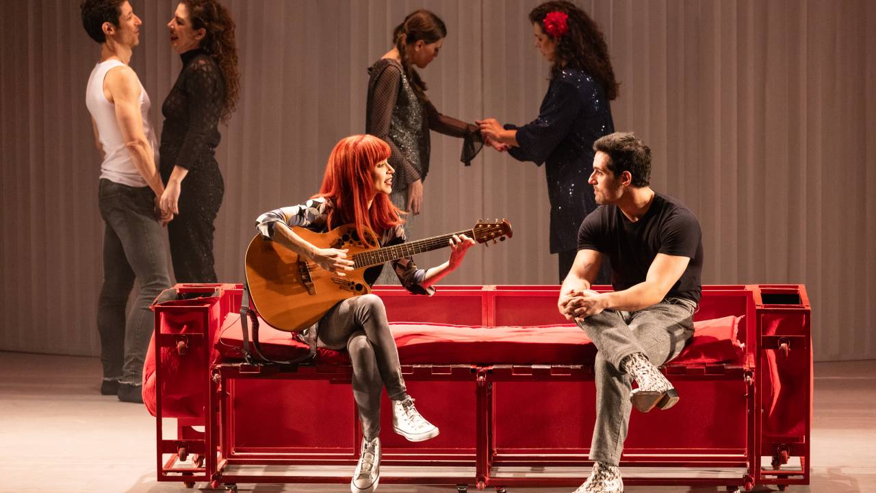 Cena do musical "Rita Lee – Uma Autobiografia Musical" com Mel Lisboa no papel principal