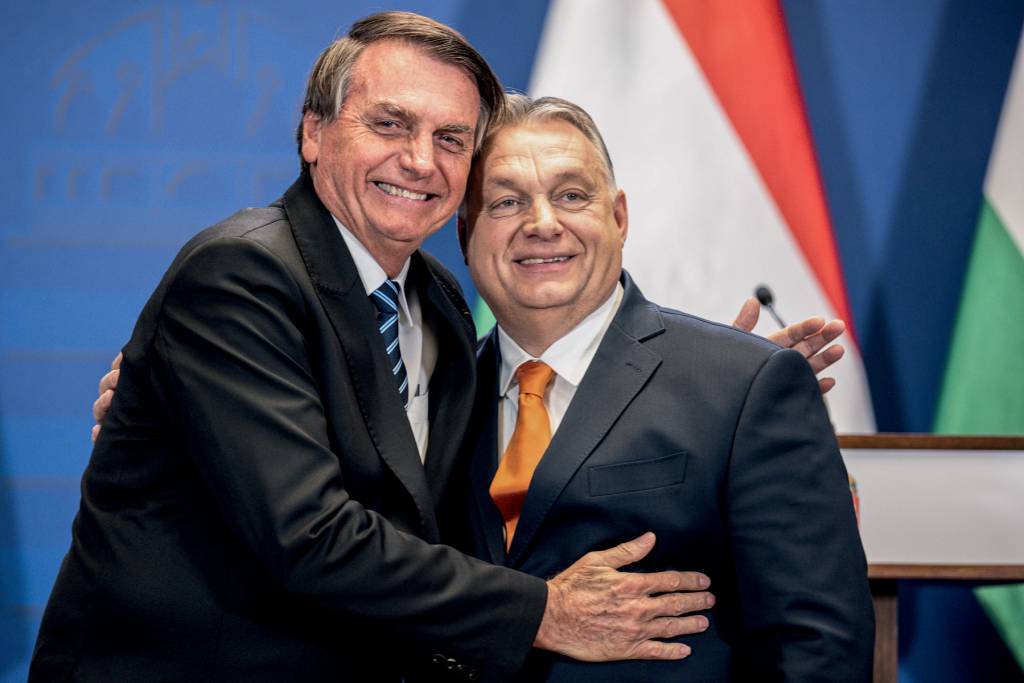 Brazil’s President Jair Bolsonaro in Hungary AMIGOS - Jair Bolsonaro com o húngaro Viktor Orbán, em Budapeste: poderosas redes de intercâmbio internacionais