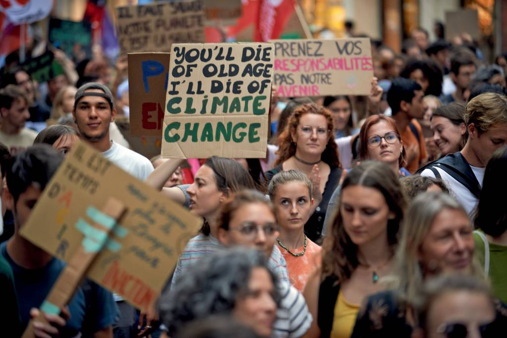 Youth For Climate Demonstrate In Toulouse COBRANÇA - Engajamento dos jovens: onda que, felizmente, move o mundo para a frente
