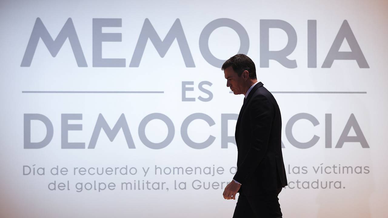 O primeiro-ministro da Espanha, Pedro Sánchez, em cerimônia com sobreviventes da guerra civil espanhola e da ditadura de Francisco Franco, em Madrid. 31/10/2023