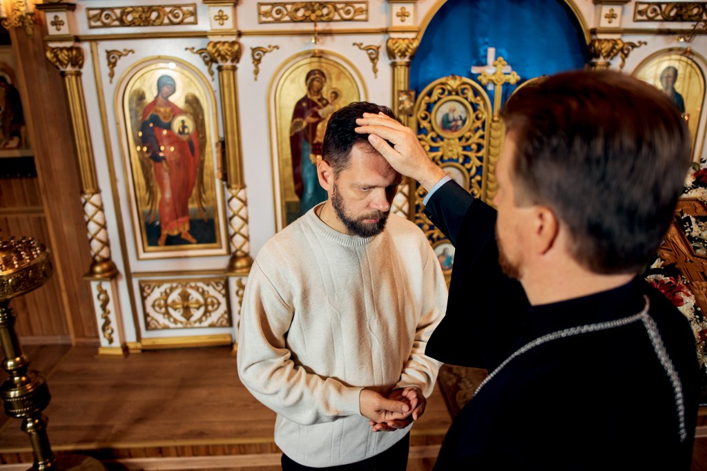 PREGAÇÃO - Ritual de “cura” em uma igreja: a distorcida crença de que a fé livra pessoas da homossexualidade