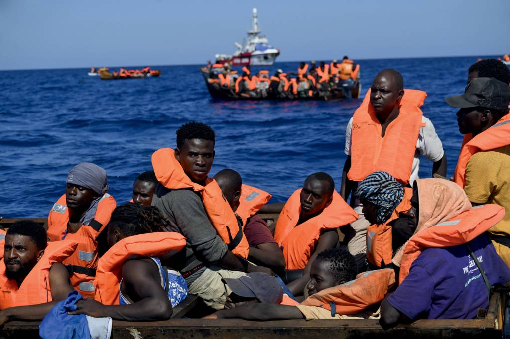 Spanish NGO rescues 194 irregular migrants near Lampedusa INDESEJÁVEIS - Imigrantes no Mediterrâneo: os bodes expiatórios