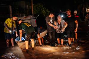 Resgate de idosa no bairro Menino Deus, em Porto Alegre, na segunda-feira, 6 de maio