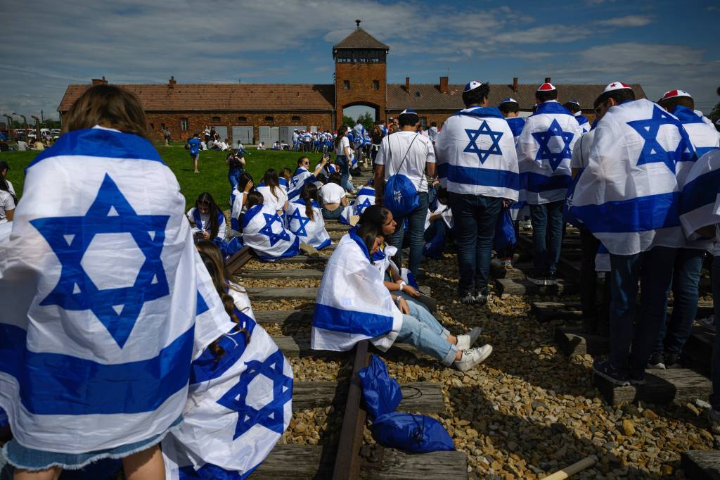 Milhares de judeus marcham em Auschwitz em memória ao Holocausto