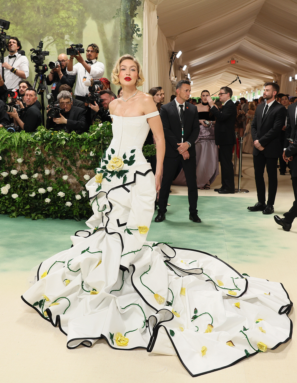 GettyImages-2151899699.jpg CORES - Gigi Hadid: modelo florido com mais de 13 000 horas de costura