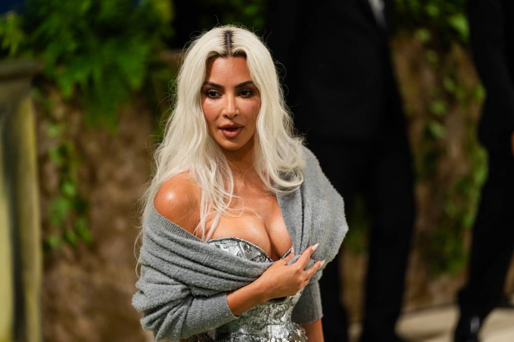 Kim Kardashian vibra com possível soltura de irmãos Menendez da prisão