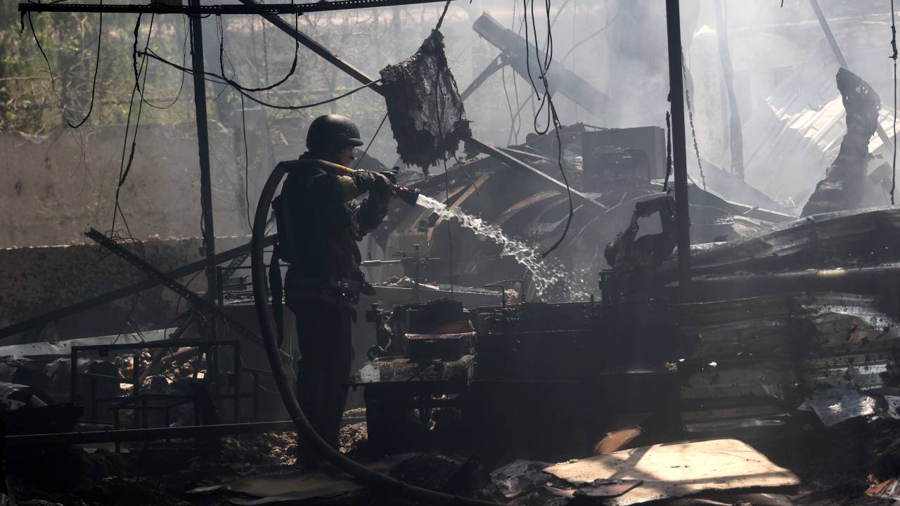 Bombeiro atua nos destroços da gráfica Factor-Druk, em Kharkiv. 23/05/2024