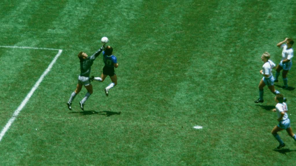 GettyImages-825484274.jpg “MÃO DE DESUS” - O gol de Maradona: “Se a tecnologia existisse, eu seria preso”