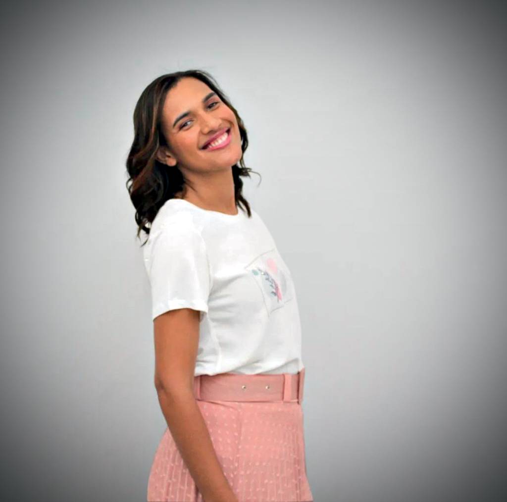 Karen_1.jpeg PROJETO “CURA GAY” - A estudante de psicologia Karen Santana, 30 anos, não apenas prega nas redes, como promove encontros dirigidos a pessoas em busca da chamada conversão sexual. “Gostava de mulheres e cresci sabendo que isso era errado. Por isso, luto o tempo todo contra o desejo”, afirma.