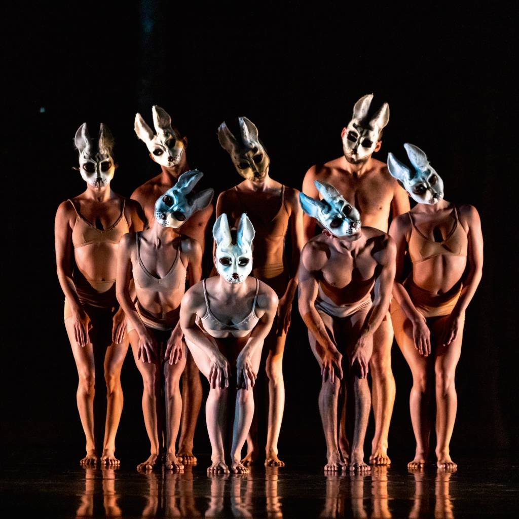 MOMIX-Alice-pc-Sharen-Bradford-0187.jpg FORA DA TOCA - Dançarinos como coelhos: terror noturno toma forma em ato