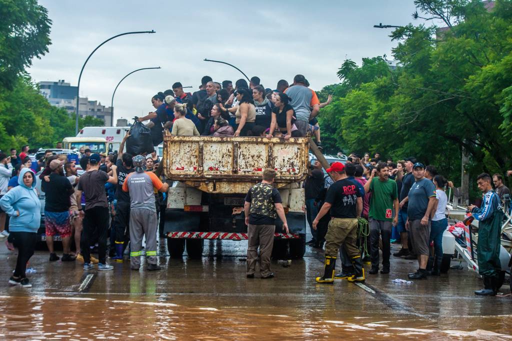 PAI758853.JPG DESESPERO - Resgate na região metropolitana: milhares deixaram suas casas
