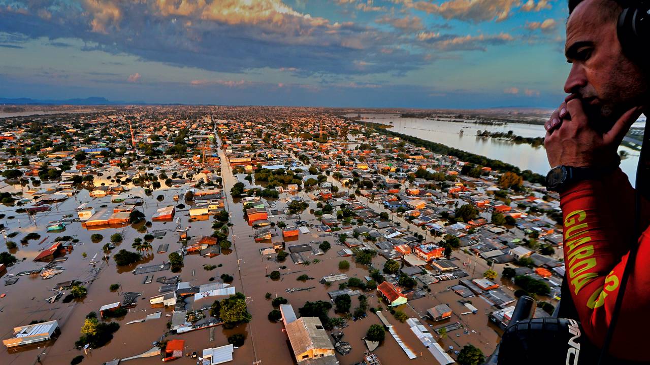 DESOLAÇÃO - Bombeiro sobrevoa Porto Alegre: água do Guaíba supera recorde
