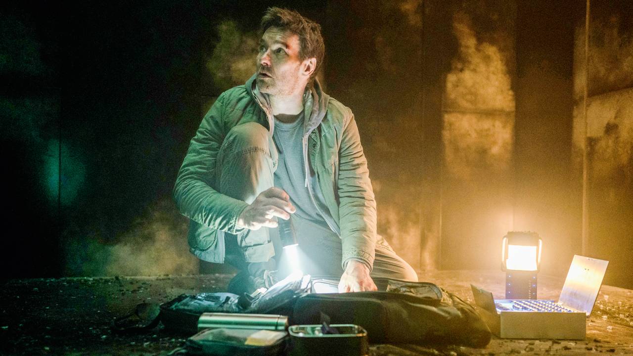POSSIBILIDADES - Edgerton na série: cientista transita por mundos assombrosos na tentativa de voltar para sua casa