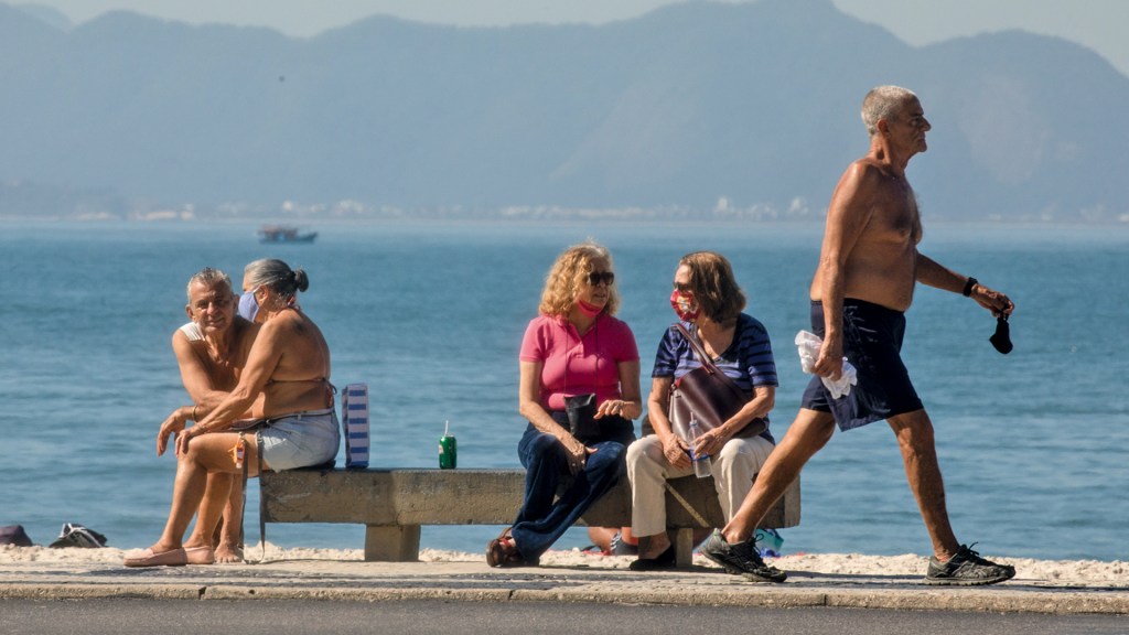 MAIS VELHOS - Praia no Rio: aumento da população de idosos é um desafio