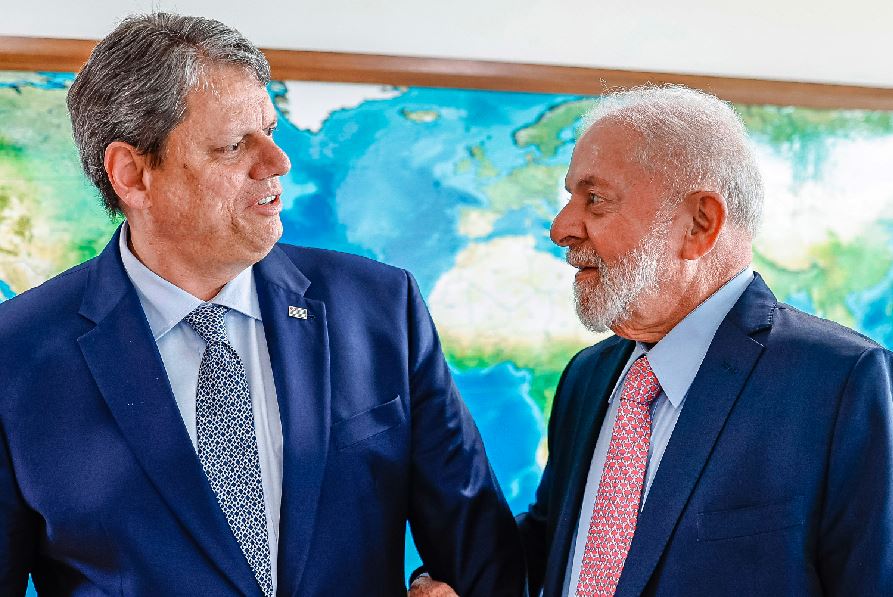 O governador Tarcísio de Freitas e o presidente Lula, durante encontro no Palácio do Planalto em janeiro de 2024: cabos eleitorais em São Paulo